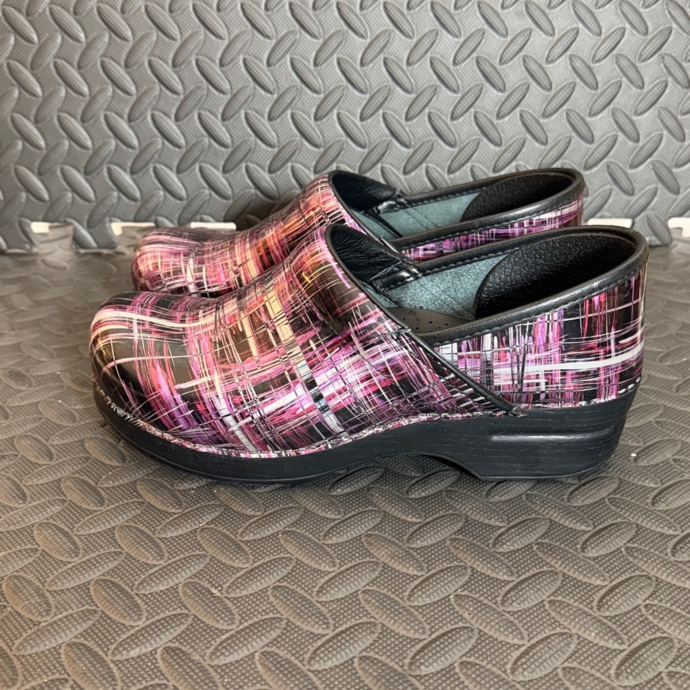 Dansko Clogs Purple Multi Color Crosshatch pattern comfort shoes Women Size 40 - Picture 3 of 8